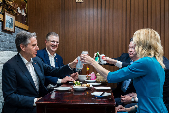 Từ hình ảnh Ngoại trưởng Mỹ đến thăm Việt Nam, ăn Cơm tay cầm, uống bia 333: Sabeco &quot;bạo chi&quot; hàng nghìn tỷ cho quảng cáo, khuyến mại thế nào? - Ảnh 2.
