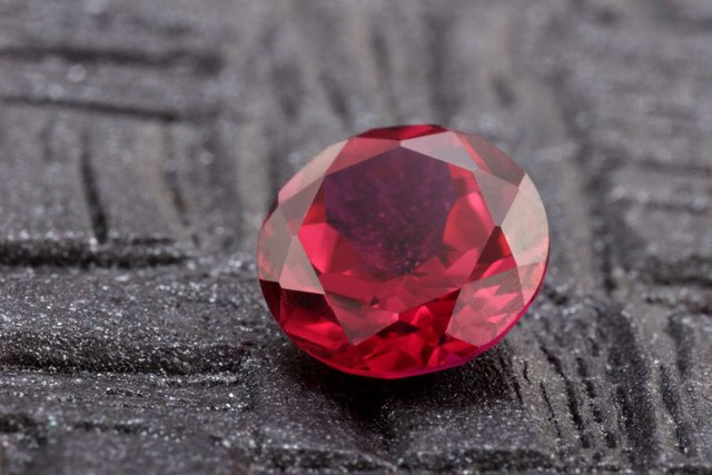 Đấu giá viên ruby lớn nhất thế giới tại New York