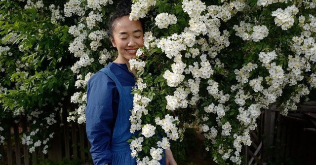 Cô gái trẻ cải tạo đất, mua giống hoa, biến sân nhà thành khu vườn đẹp lung linh