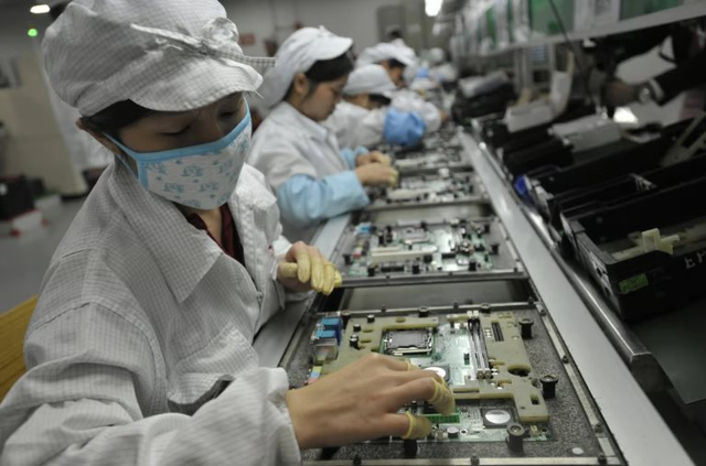 Apple nói lời 'chia tay cay đắng' với Trung Quốc, 'công xưởng iPhone' ngay lập tức cắt hơn 10% lương, 'mất' 1 nửa nhân sự