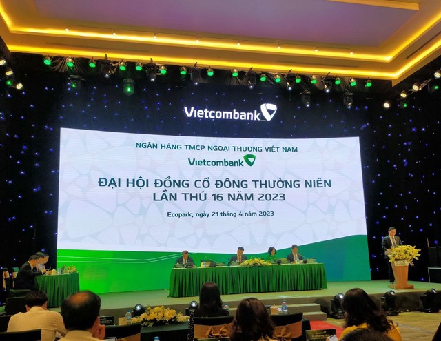 ĐHĐCĐ Vietcombank: Dự kiến trích 21.680 tỷ đồng chia cổ tức năm 2022, đã trình Chính phủ chủ trương nhận chuyển giao bắt buộc 1 TCTD