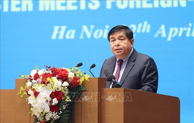 Bộ trưởng Bộ Kế hoạch và Đầu tư Nguyễn Chí Dũng báo cáo đánh giá tình hình đầu tư thu hút nước ngoài. Ảnh: Dương Giang/TTXVN