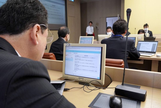 Một công chức tại Yokosuka sử dụng ChatGPT tại tòa thị chính. Ảnh: Kyodo