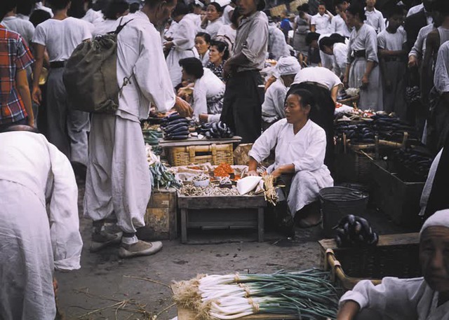 Bộ ảnh hiếm ghi lại cuộc sống ở Hàn Quốc 70 năm trước: Thời trang hoàn toàn khác biệt, tụ điểm nổi tiếng lại hoang sơ khó ai nhận ra - Ảnh 5.