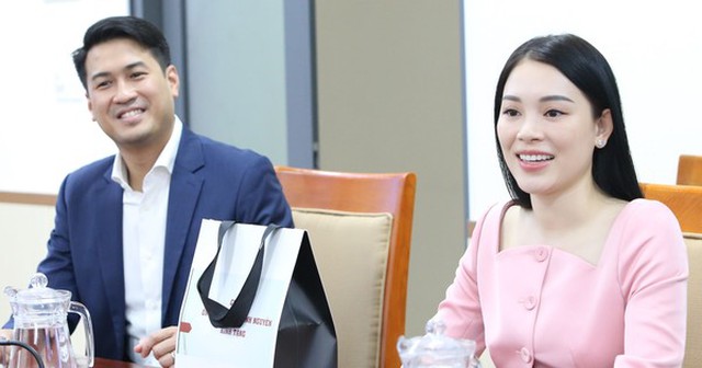 Phillip Nguyễn và Linh Rin dời lễ cưới, tặng 1,5 tỷ đồng cho công nhân mất việc