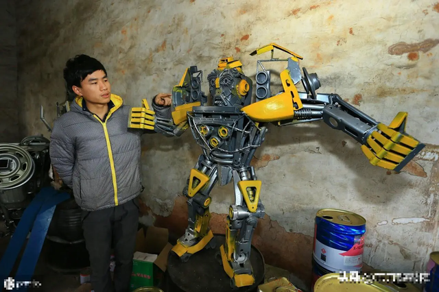 Chuyên đi nhặt phụ tùng ô tô về tái chế thành robot, cha con anh nông dân kiếm hơn 3 tỷ đồng/năm bỗng trở nên nổi tiếng - Ảnh 4.