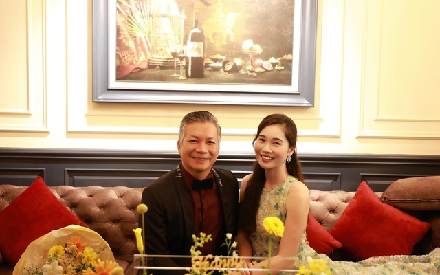 Shark Hưng và vợ á hậu kém 16 tuổi kỉ niệm 5 năm ngày cưới, ai ai cũng tấm tắc khen vì điều này