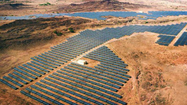 Công viên năng lượng mặt trời lớn nhất thế giới: Mức đầu tư lên tới 1,3 tỷ USD, trải rộng hơn 5.700 ha, biến sa mạc thành "ốc đảo" điện