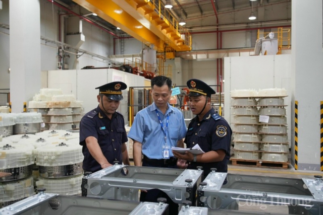 Công chức Cục Hải quan Đồng Nai - Tổng cục Hải quan kiểm tra mã hàng hoá xuất, nhập khẩu