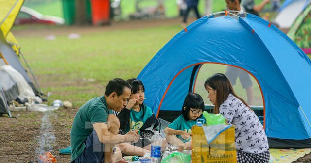 Hàng nghìn người đổ về công viên Yên Sở cắm trại trong ngày nghỉ lễ