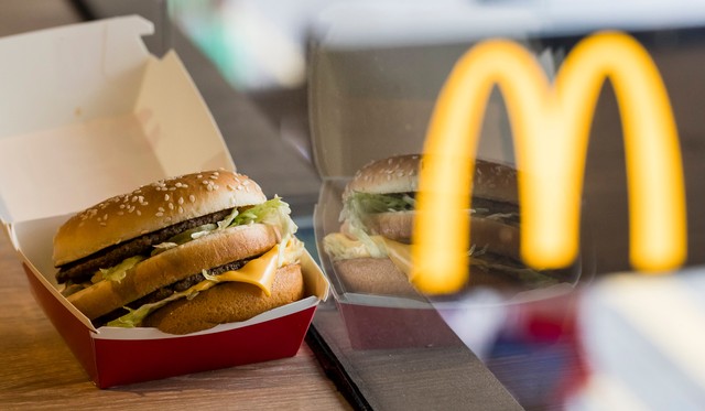 Làm mưa làm gió trên thế giới nhưng thất bại tại Việt Nam: McDonald's ngừng bán Burger vì không thể cạnh tranh nổi với bánh mì?
