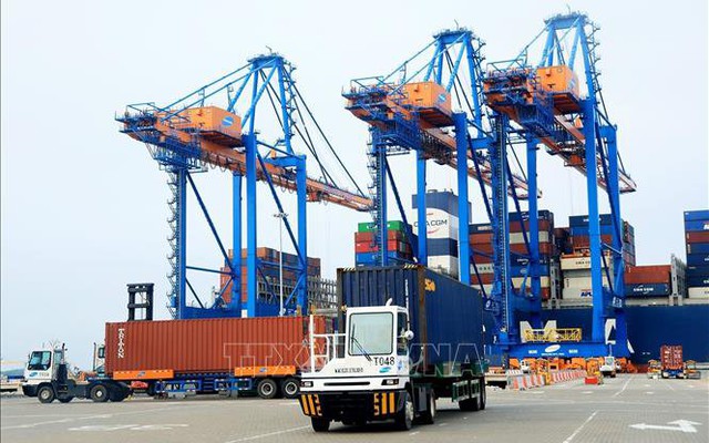  Vận chuyển hàng hóa xuất nhập khẩu tại Cảng nước sâu Gemalink, thị xã Phú Mỹ (Bà Rịa - Vũng Tàu). Ảnh: Hồng Đạt/TTXVN
