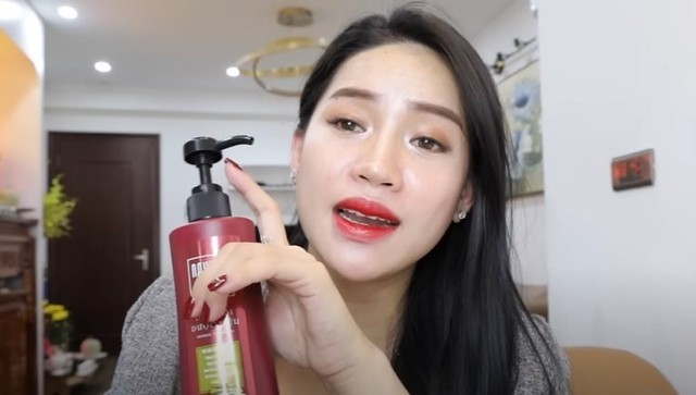 "Ai khóc nỗi đau" của các nhà thuốc: Bán chai dầu gội cho Dược phẩm Hoa Linh lãi 5.000-10.000 đồng, vì một Tiktoker mà mang tiếng "ăn dày" "Ai khóc nỗi đau" của các nhà thuốc: Bán chai dầu gội cho Dược phẩm Hoa Linh lãi 5.000-10.000 đồng, vì một Tiktoker mà mang tiếng "ăn dày"