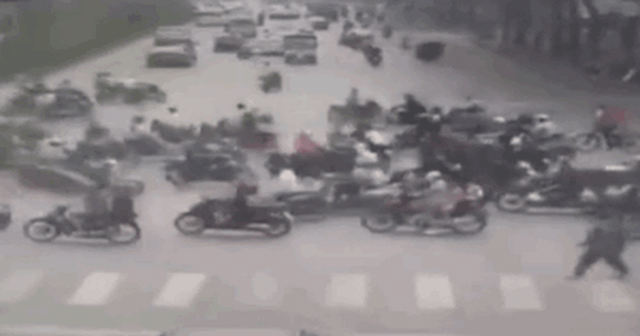 CLIP: Xe điên tông hàng chục xe máy tại ngã tư, người nằm la liệt