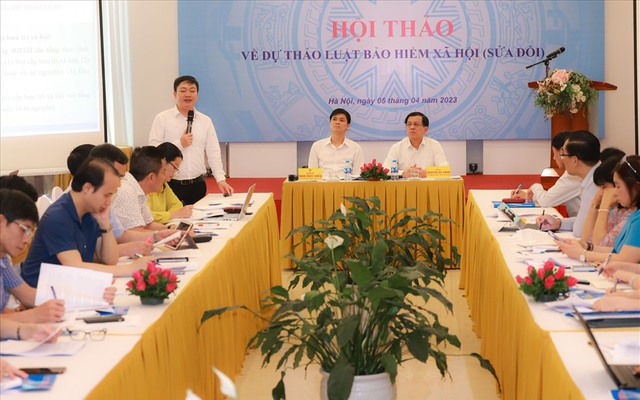 Ông Nguyễn Duy Cường - Phó Vụ trưởng Vụ BHXH (Bộ LĐ-TB-XH) chia sẻ thông tin dự thảo luật tại hội thảo. Ảnh: Hải Nguyễn