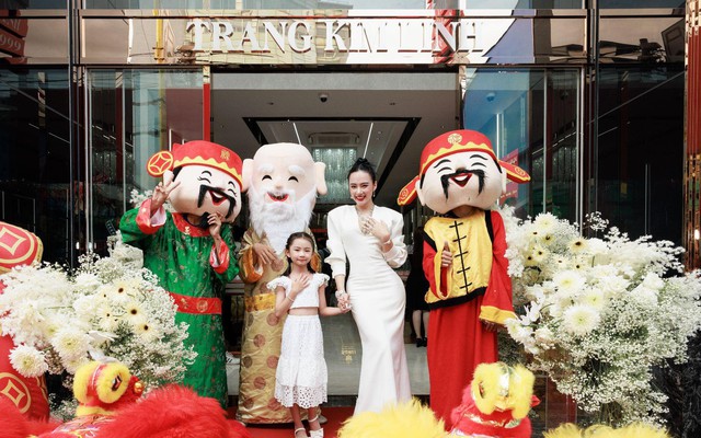 Angela Phương Trinh cùng con gái nuôi khai trương tiệm vàng Trang Kim Linh