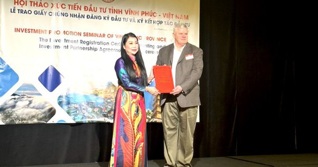 Bà Hoàng Thị Thuý Lan, Bí thư tỉnh Vĩnh Phúc trao chứng nhận đăng ký đầu tư cho DN Hoa Kỳ
