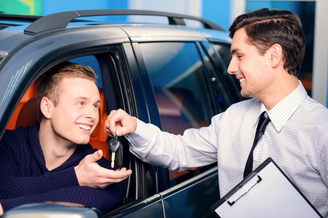 Nhân viên sales tiết lộ bí mật của giới “nhà giàu”: Đi xe xịn nhưng chỉ là đồ thuê, tiền nhiều cũng chẳng mua xế đẹp - Ảnh 1.
