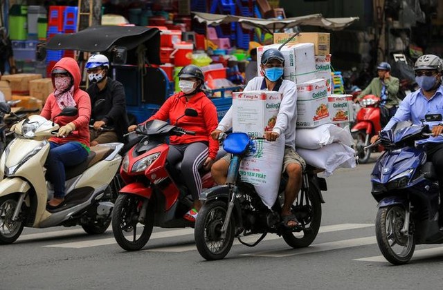 Tăng trưởng kinh tế giảm tốc, thu nhập của lao động ở "đầu tàu" kinh tế TP.HCM thay đổi ra sao trong quý I/2023?