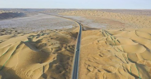Thiếu điện nước, địa hình khắc nghiệt cùng cực: Trung Quốc xây cả nghìn km đường cao tốc xuyên "Sa mạc Tử thần" như thế nào?