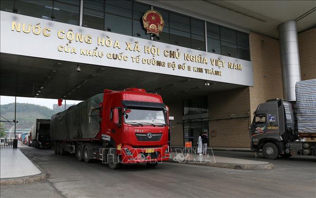 Hoạt động xuất nhập khẩu tại cửa khẩu quốc tế đường bộ số II Kim Thành. Ảnh: Quốc Khánh/TTXVN