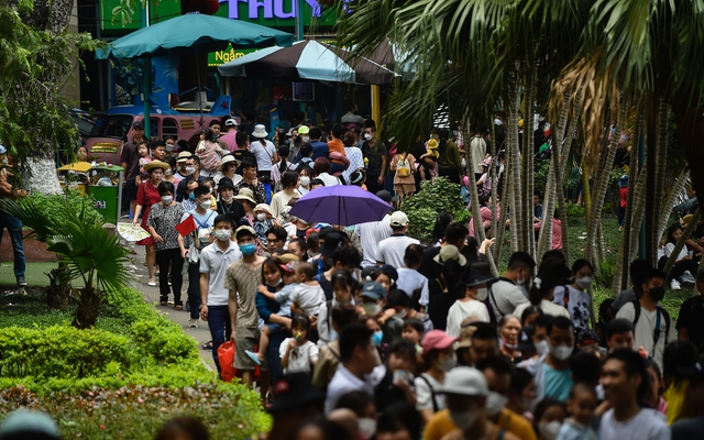 Ngộp thở giữa biển người đổ về công viên Thủ Lệ trong sáng và trưa ngày 1/5 Ngộp thở giữa biển người đổ về công viên Thủ Lệ trong sáng và trưa ngày 1/5