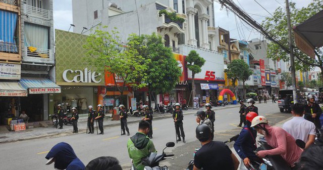 CLIP: Hàng chục cảnh sát xuất hiện trước nhà trùm giang hồ Tuấn "thần đèn" ở Thanh Hóa