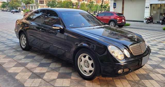 Từng thuộc dòng Mercedes đắt nhất Việt Nam nhưng chiếc xe này giờ chỉ bằng giá 2 chiếc SH, người bán cam kết 'keo chỉ nguyên bản', nội thất đã thay đổi kết cấu