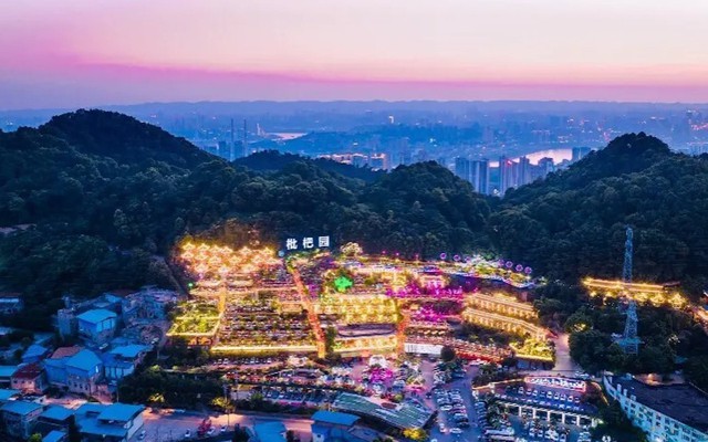 Ngỡ ngàng nhà hàng lẩu lớn nhất thế giới tại Trung Quốc: Chiếm gọn ngọn đồi phục vụ gần 6.000 người, tìm chỗ giữa 800 bàn là cả thử thách, khách than ‘ăn xong xuống bãi xe đã đói’