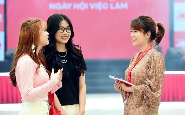 Cô Trương Nhật Hoa (ngoài cùng bên phải) trao đổi với sinh viên trong Ngày hội việc làm Trường ĐH Thăng Long