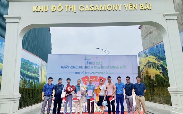 CĐT Khát Vọng Việt bàn giao Giấy chứng nhận QSDĐ tại Casamony Yên Bái