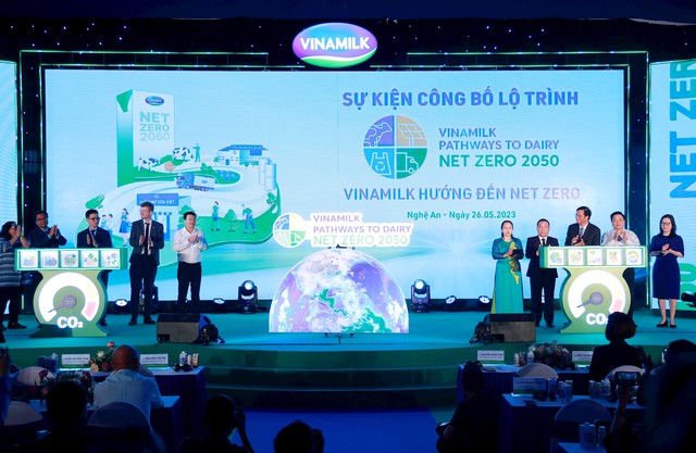 Các đại biểu cùng với Vinamilk thực hiện nghi thức công bố lộ trình hướng tới Net Zero 2050 tại sự kiện