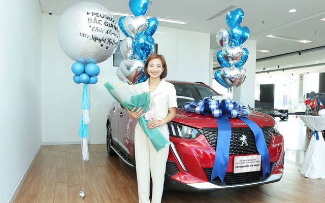 VĐV Nguyễn Thị Oanh đã nhận chiếc xe Peugeot 2008 được tặng