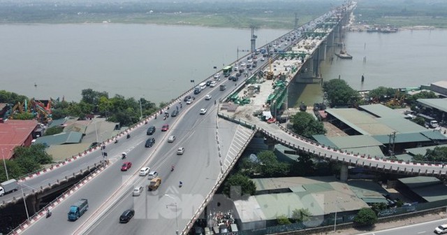 Dỡ rào 'chiếm dụng' đường tại công trường cầu Vĩnh Tuy 2