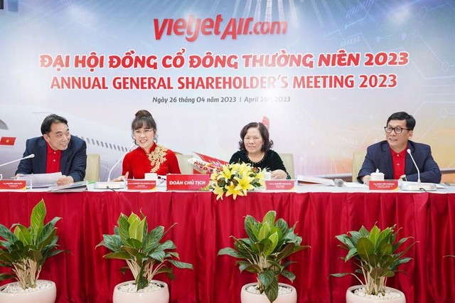 Chủ tịch Nguyễn Thị Phương Thảo giải thích về thu nhập bán tàu bay: Vietjet mua sỉ, bán theo giá thị trường, thu tiền thật, không phải "game tài chính"