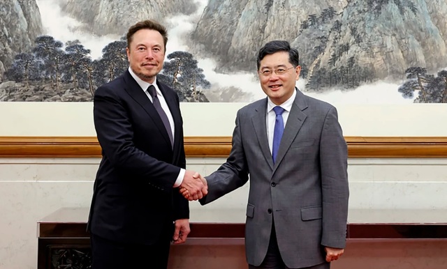 Tỷ phú Elon Musk gặp Bộ trưởng Ngoại giao Trung Quốc Tần Cương tại Bắc Kinh ngày 30/5. Ảnh: AP