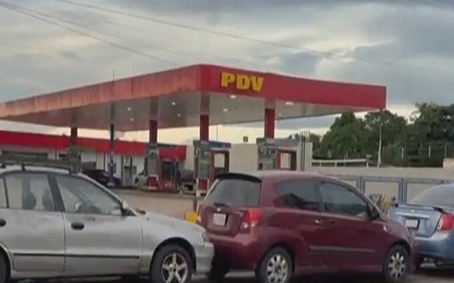 Quay xổ số để được ưu tiên mua xăng ở Venezuela