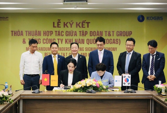 Bà Nguyễn Thị Thanh Bình, Phó Tổng Giám đốc T&T Group (bên trái) và bà Choi Yeon Hye (bên phải), Tổng Giám đốc KOGAS ký thoả thuận hợp tác.