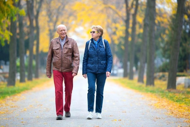 70 tuổi là giai đoạn quyết định của tuổi thọ: Đi bộ kết hợp 3 động tác này sẽ giúp bạn sống lâu hơn - Ảnh 1.