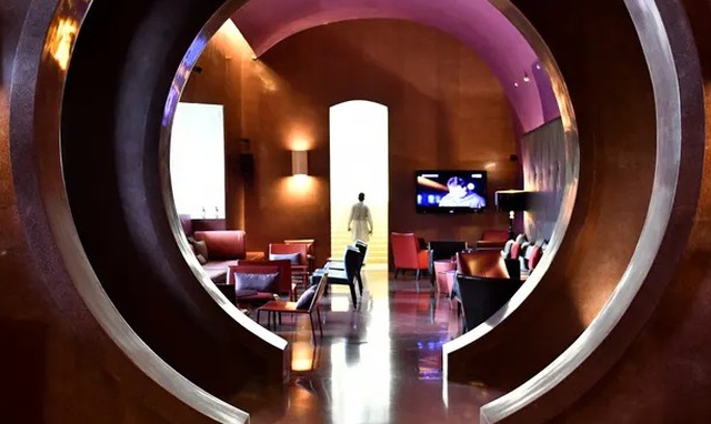 Khu vực quán bar tại khách sạn Roseate House, Delhi. Ảnh: Bloomberg