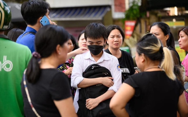 Sự thật vụ nam sinh 'mồ côi mẹ, ngất xỉu trên đường đi thi Toán' ở Hà Nội