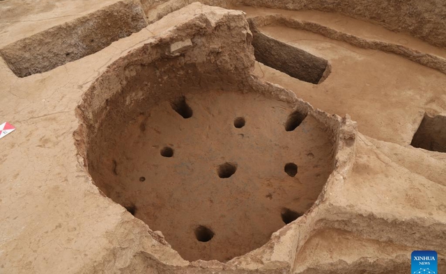 Bức ảnh được chụp vào ngày 6/4/2022 cho thấy một lò gốm được khai quật từ đống đổ nát của một ngôi làng có niên đại hơn 3.000 năm ở làng Zhaoyao.