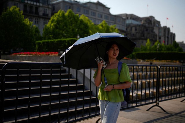 Chùm ảnh: Sóng nhiệt không ngừng &quot;thiêu đốt&quot; Trung Quốc, người dân chật vật trốn ánh nắng mặt trời - Ảnh 10.