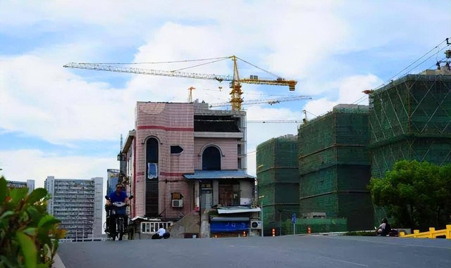 Căn biệt thự nằm giữa đại lộ 14 năm, gia chủ chịu khói bụi, tiếng ồn vẫn quyết không rời đi vì đòi đền bù 331 tỷ đồng với 6 ngôi nhà: Cái kết thật bất ngờ - Ảnh 3.