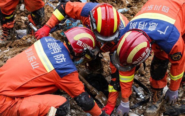 Lực lượng cứu hộ làm việc tại hiện trường vụ sạt lở núi ở thành phố Lạc Sơn, tỉnh Tứ Xuyên (Ảnh: Xinhua)

