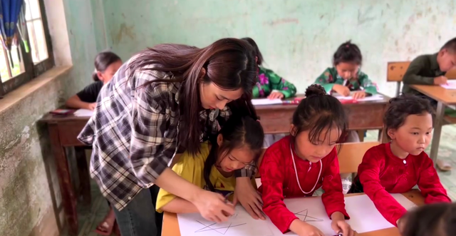 Nữ MC xinh đẹp “đam mê” thiện nguyện: “Trèo đèo lội núi” lên vùng cao, tự tay làm 1 việc đặc biệt để giúp thay đổi tương lai các bé hoàn cảnh khó khăn - Ảnh 2.