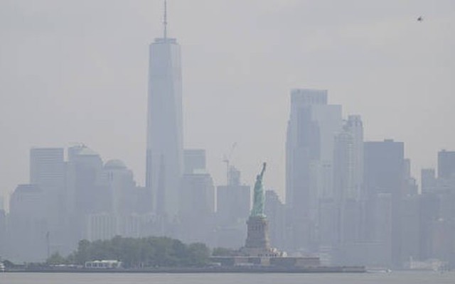 Thành phố New York chìm trong khói mù, nhìn từ thành phố Jersey, bang New Jersey, ngày 29/6. (Ảnh: AP)