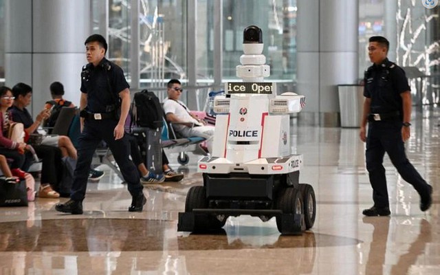 Robot tuần tra của Sở Cảnh sát SPF cùng các sĩ quan tuần tra tại nhà ga 4 của sân bay Changi (Nguồn: Kua Chee Siong)
