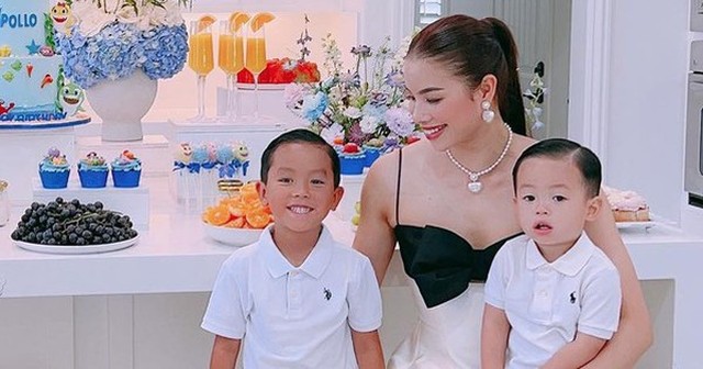 Phạm Hương khoe ảnh cùng 2 con trong căn nhà triệu đô