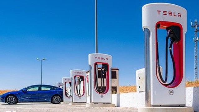Lo sợ một ngày hệ thống trạm sạc Tesla thống trị nước Mỹ, 7 nhà sản xuất ô tô liền lập liên doanh cung cấp dịch vụ sạc xe điện - liệu VinFast có gia nhập?